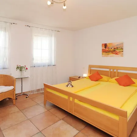 Πανσιόν Weingut U. Gaestehaus Becker Platten